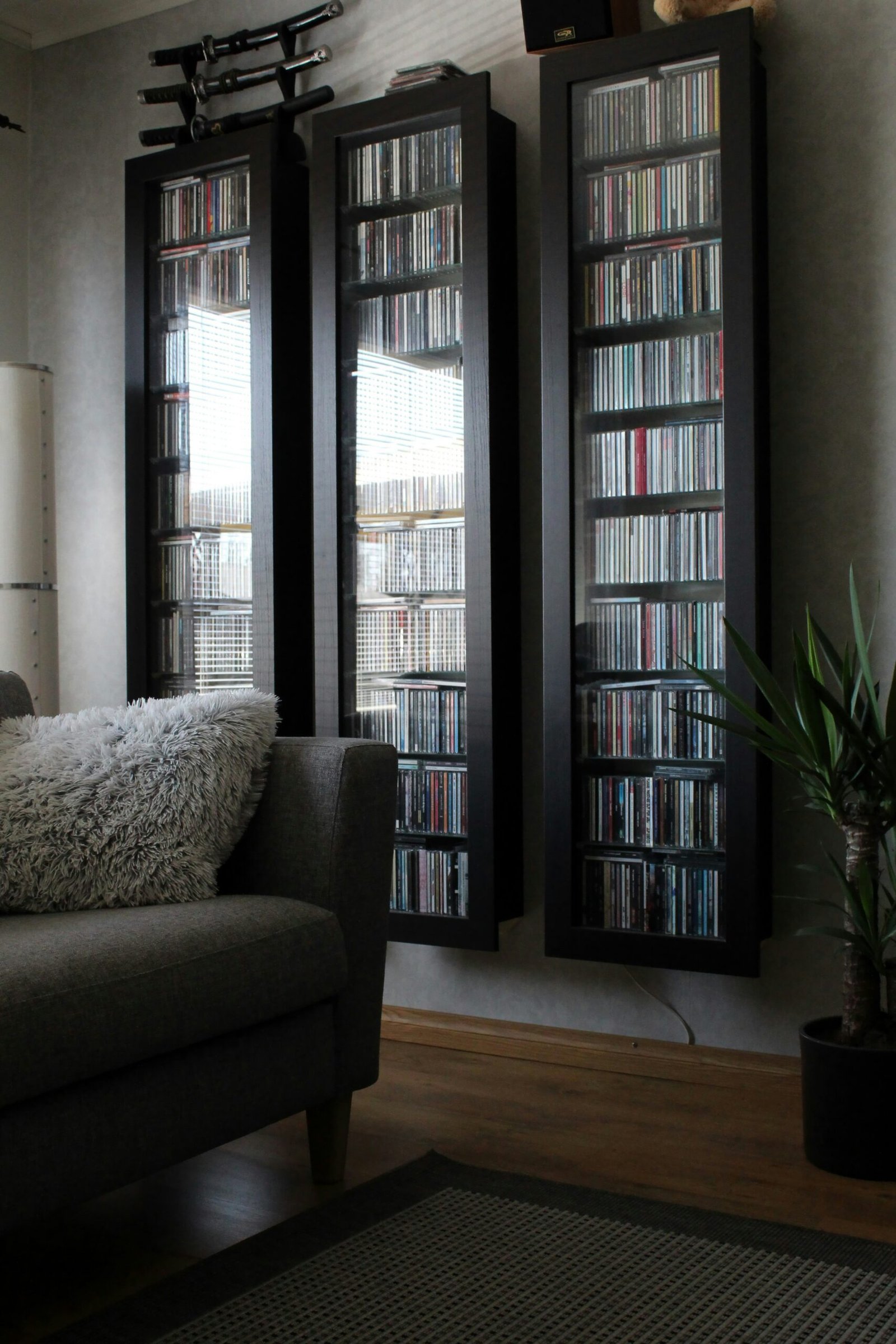 gray sofa chair near window